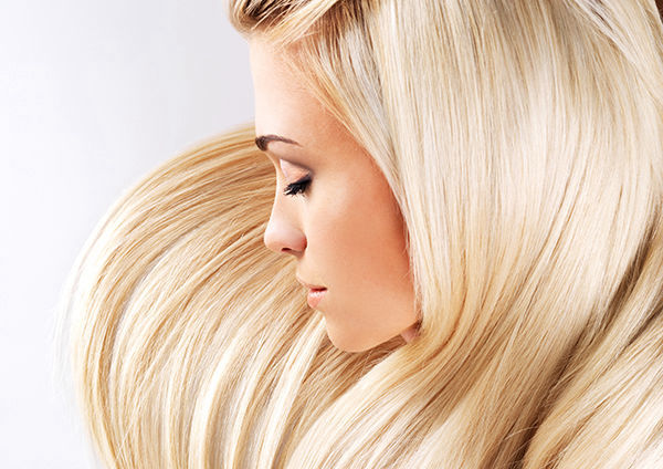 Porträt Blondine mit glänzendem Haar